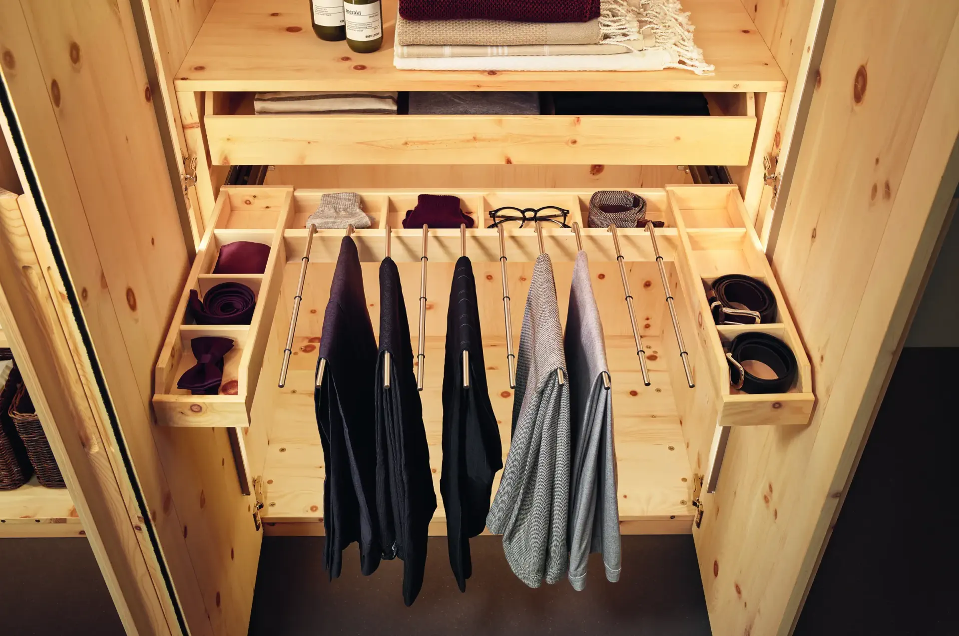 Anrei Paso Kleiderschrank mit ausziehbarer Hosenaufbewahrung und Fächern aus Holz.