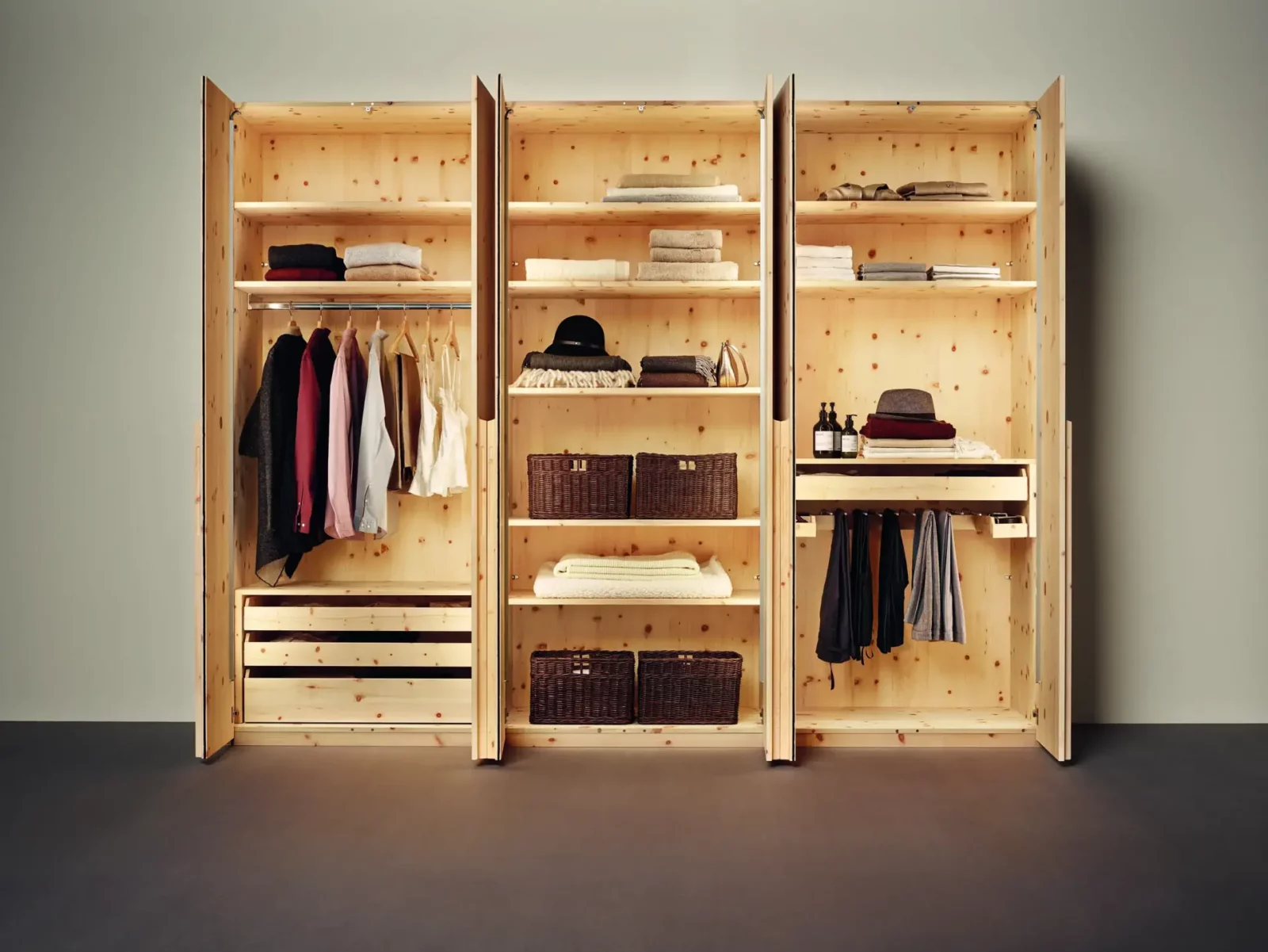 Anrei Paso Kleiderschrank aus hellem Holz mit offenen Türen und Regalböden.