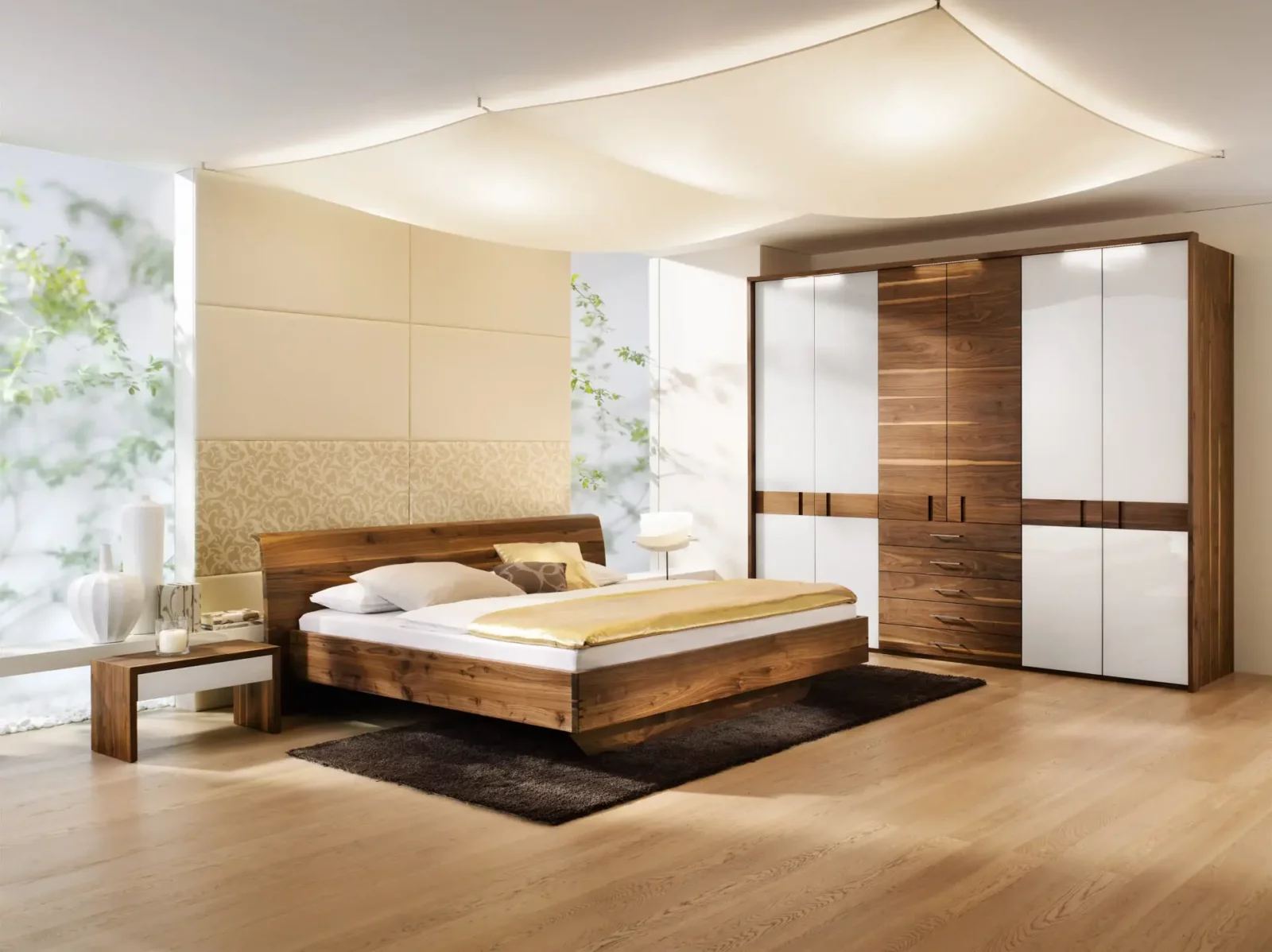 Anrei Rio Schlafzimmermöbel aus Holz mit weißem Hochglanz und Naturholzoptik.