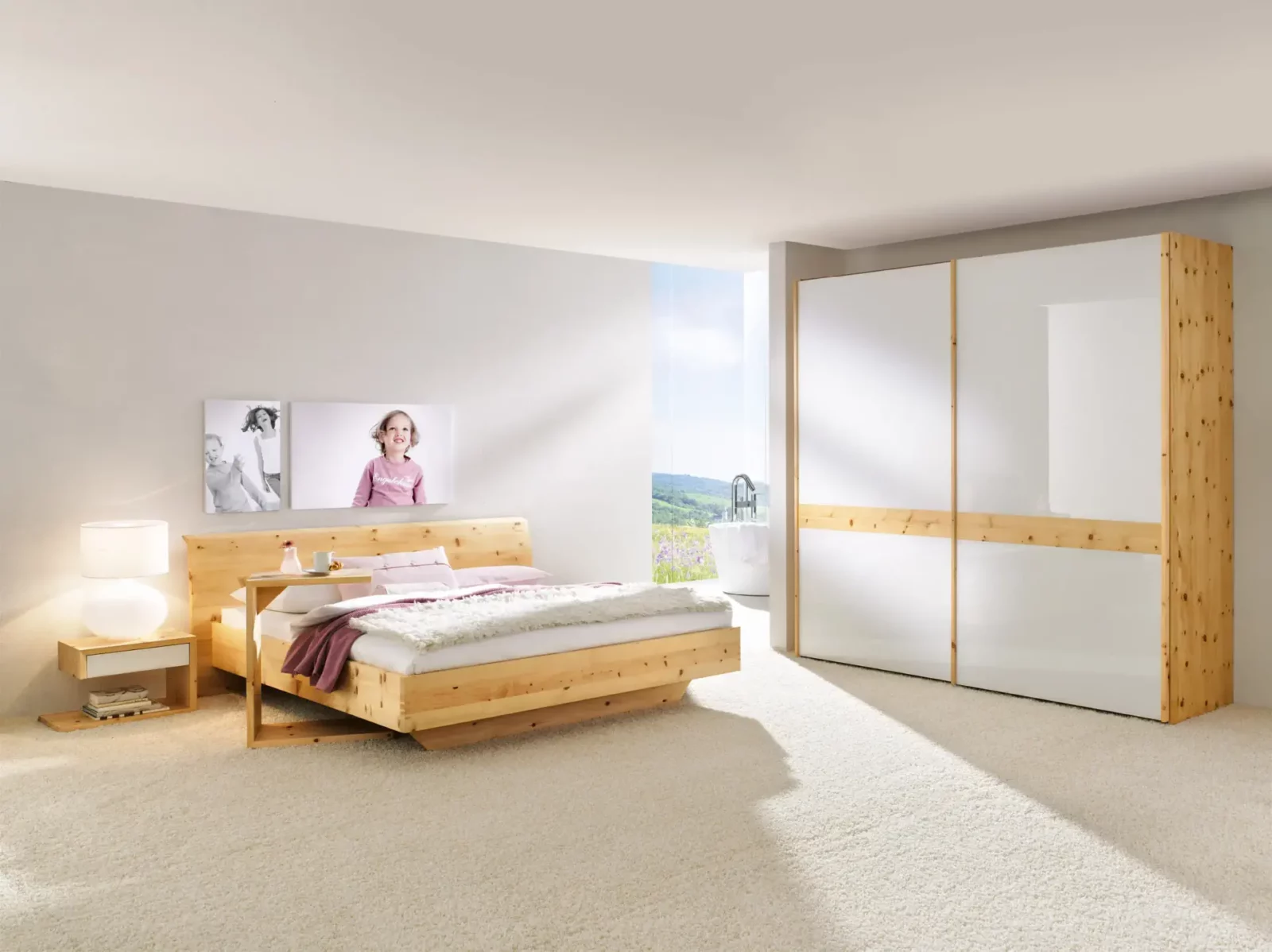Anrei Rio Schlafzimmermöbel aus hellem Holz mit weißem Schrank und Bett.