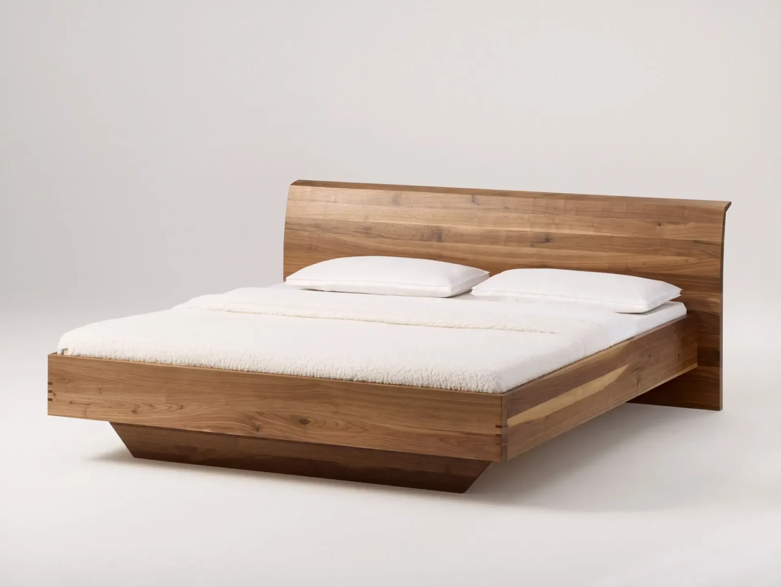 Anrei Rio Bett aus Holz mit geschwungenem Kopfteil und klaren Linien.