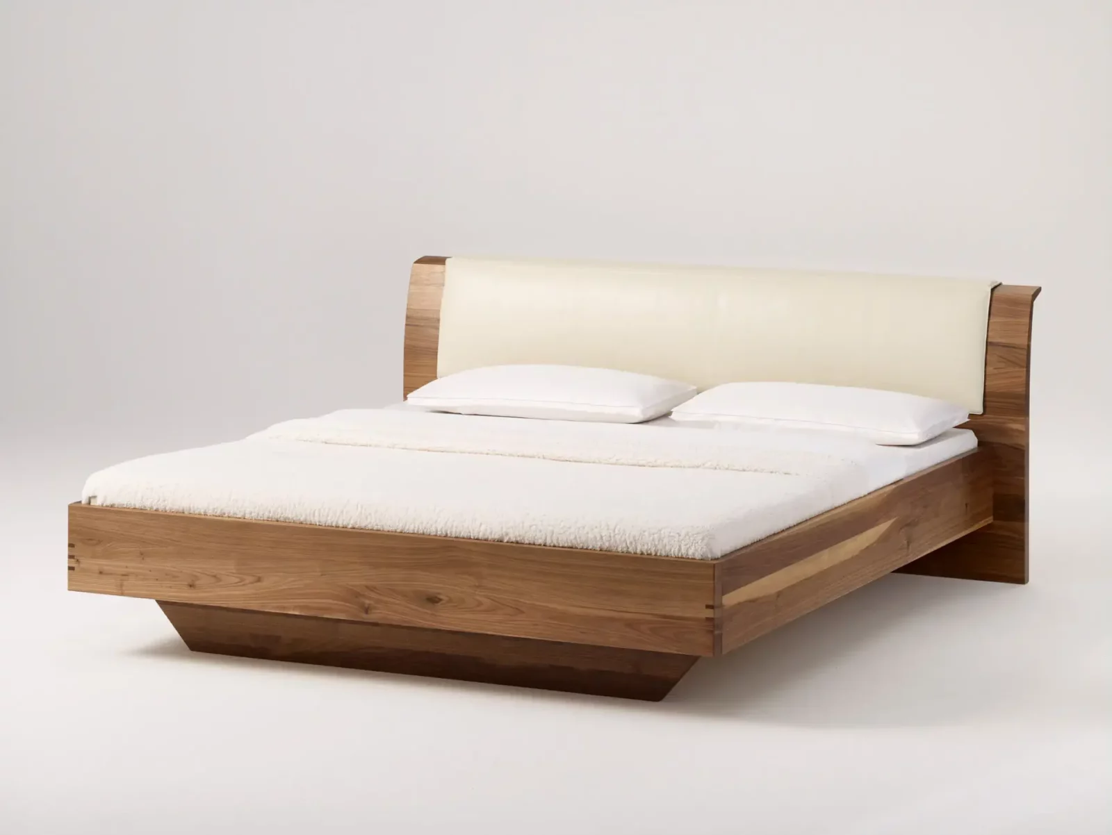 Anrei Rio Bett aus Holz mit gepolstertem Kopfteil in Creme.