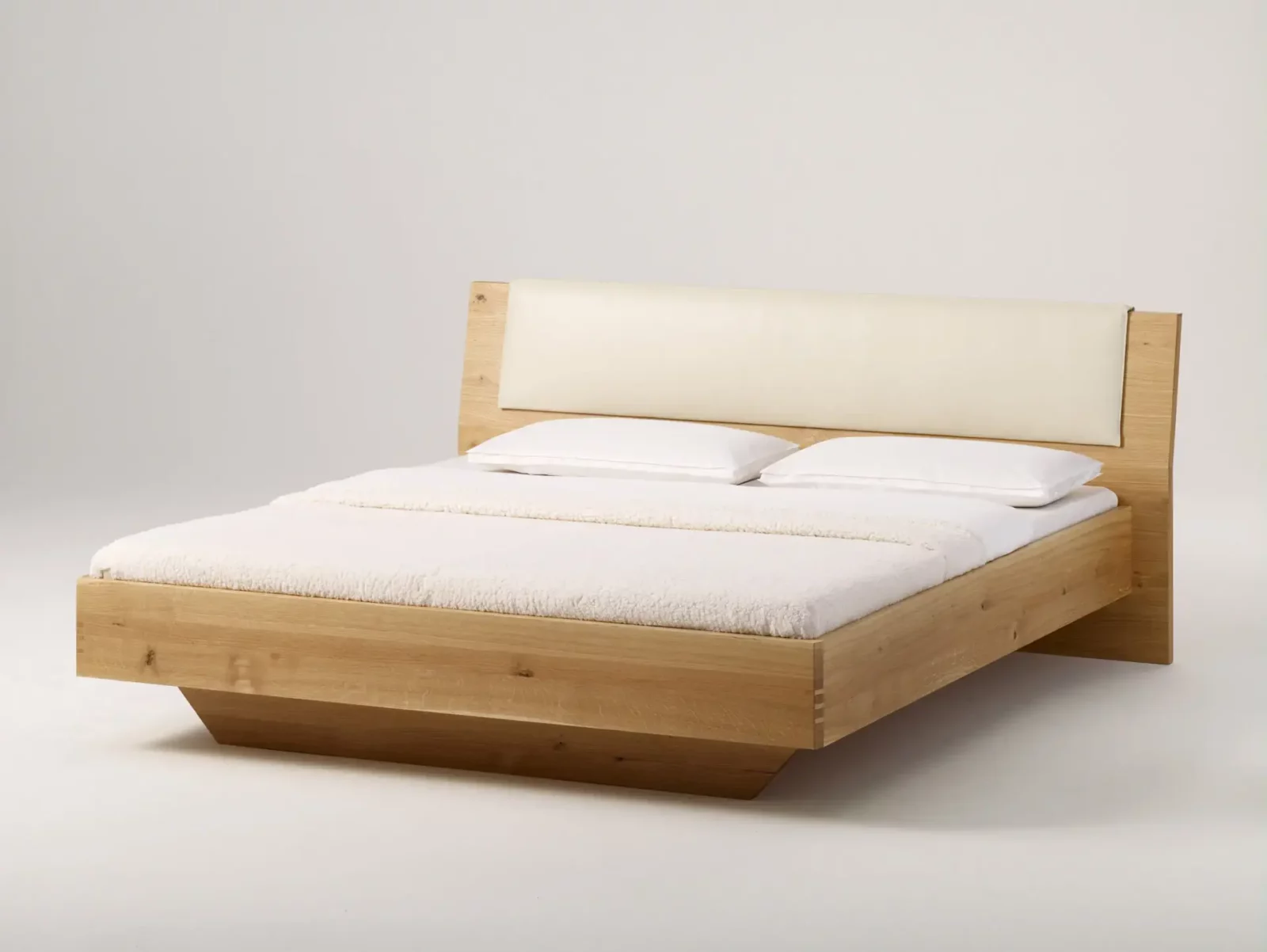 Anrei Rio Bett aus hellem Holz mit gepolstertem Kopfteil in Creme.