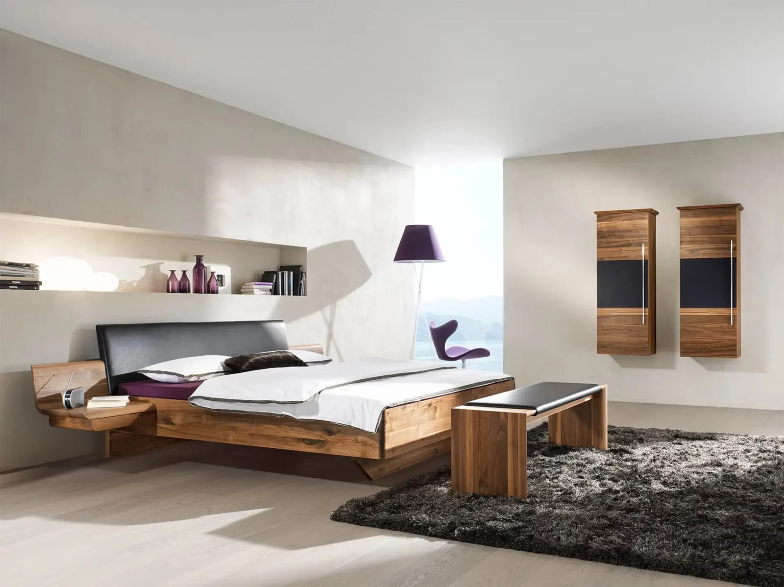Anrei Tesso Bett aus Holz mit schwarzem Kopfteil und integrierten Ablagen.