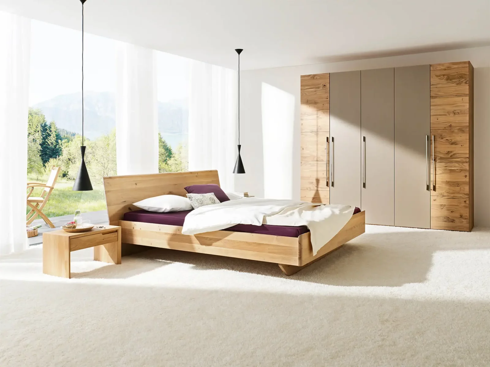 Anrei Tesso Bett aus Holz mit passendem Nachttisch und Kleiderschrank.
