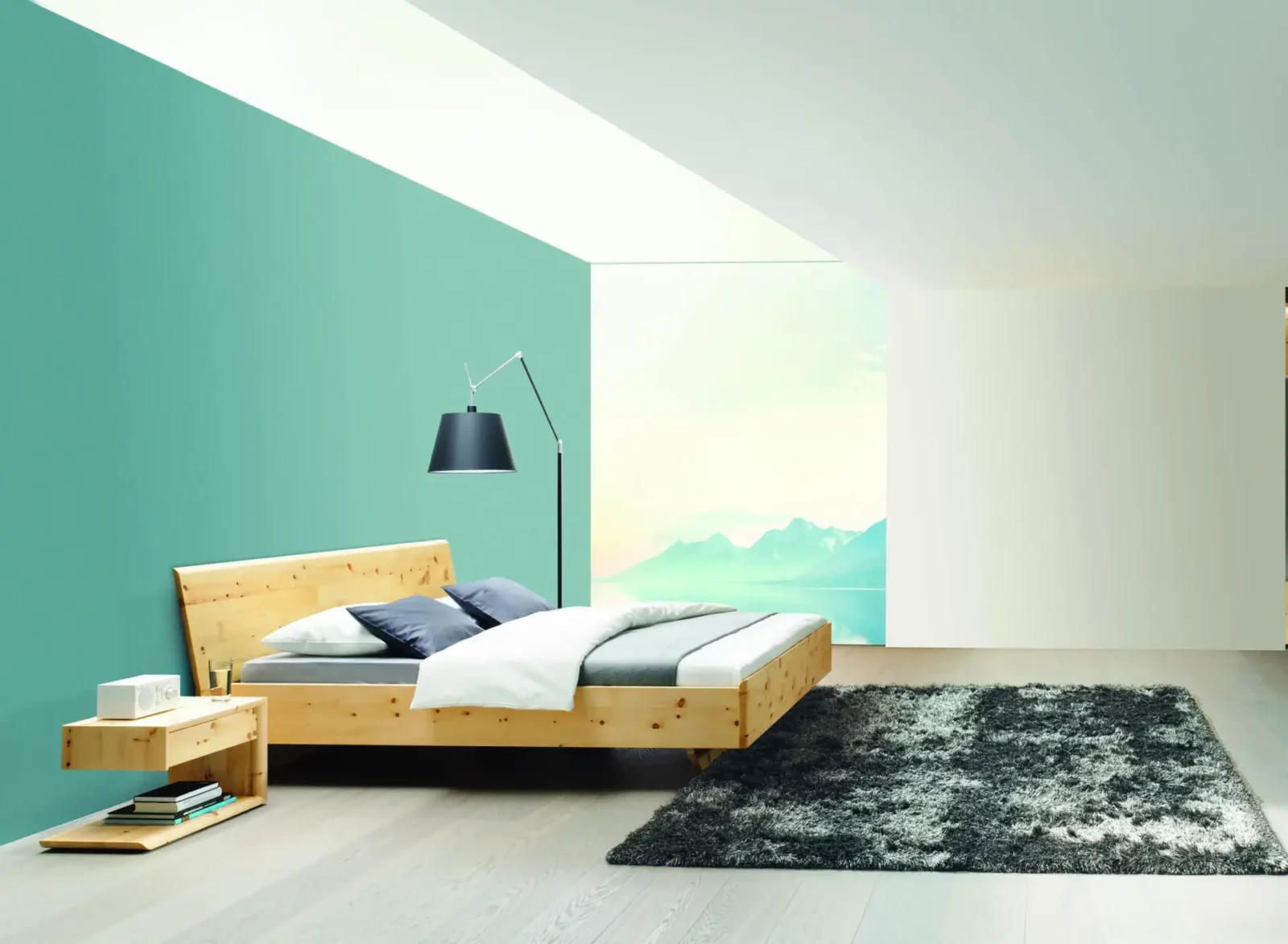 Anrei Tesso Bett aus hellem Holz mit schwebendem Design und Kopfteil.