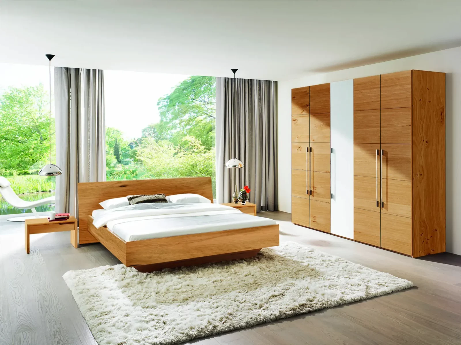Anrei Tesso Schlafzimmermöbel aus hellem Holz mit Bett und Kleiderschrank.