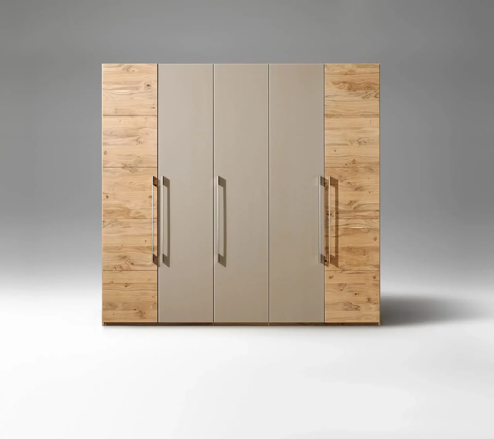 Anrei Tesso Kleiderschrank, Holz und Beige, mit vertikalen Griffen.