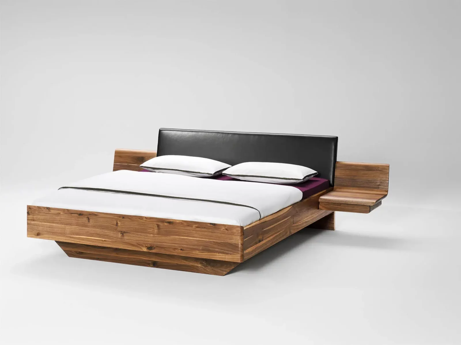 Anrei Tesso Bett aus Holz mit schwarzem Lederkopfteil und integrierten Ablagen.