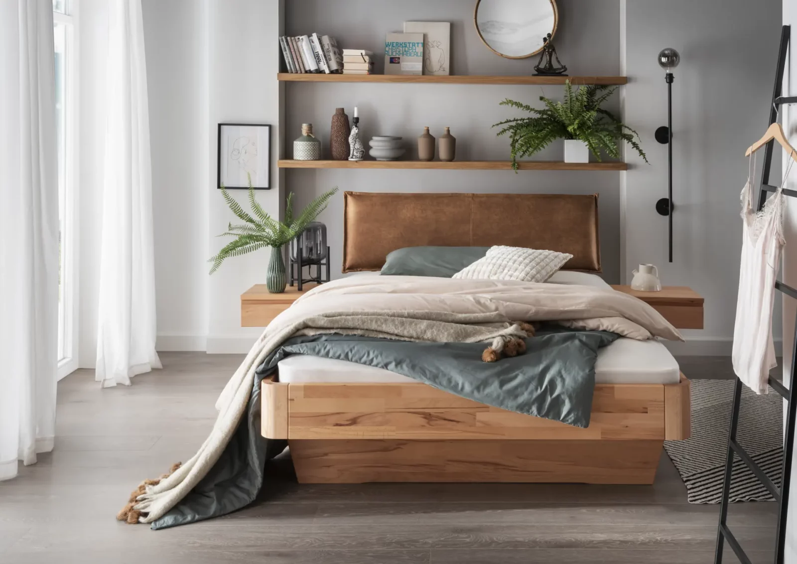 Bett Cleve aus Holz mit braunem Lederkopfteil und schwebendem Design.