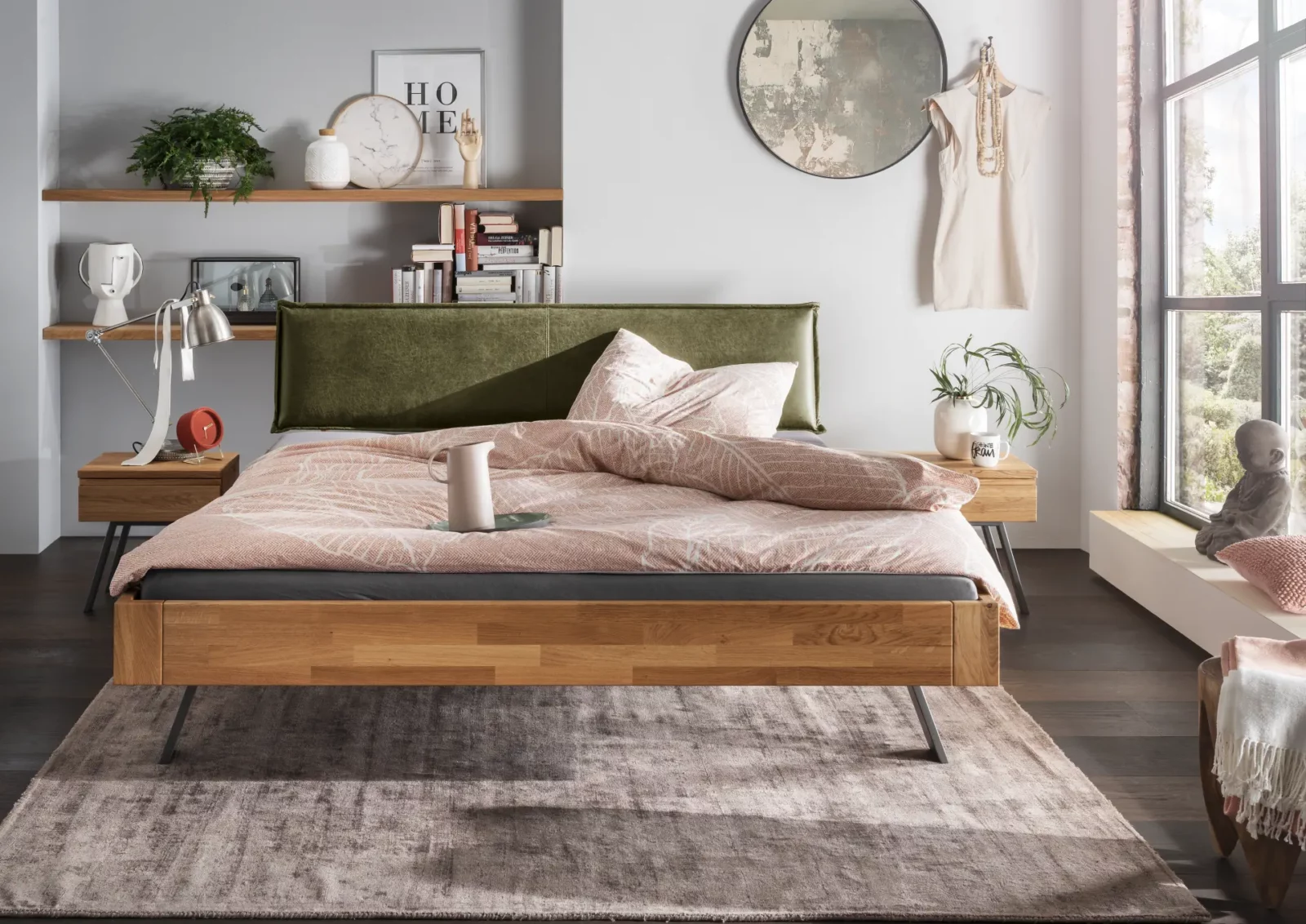 Bett Cleve mit grünem Kopfteil, Holzrahmen und Metallbeinen.