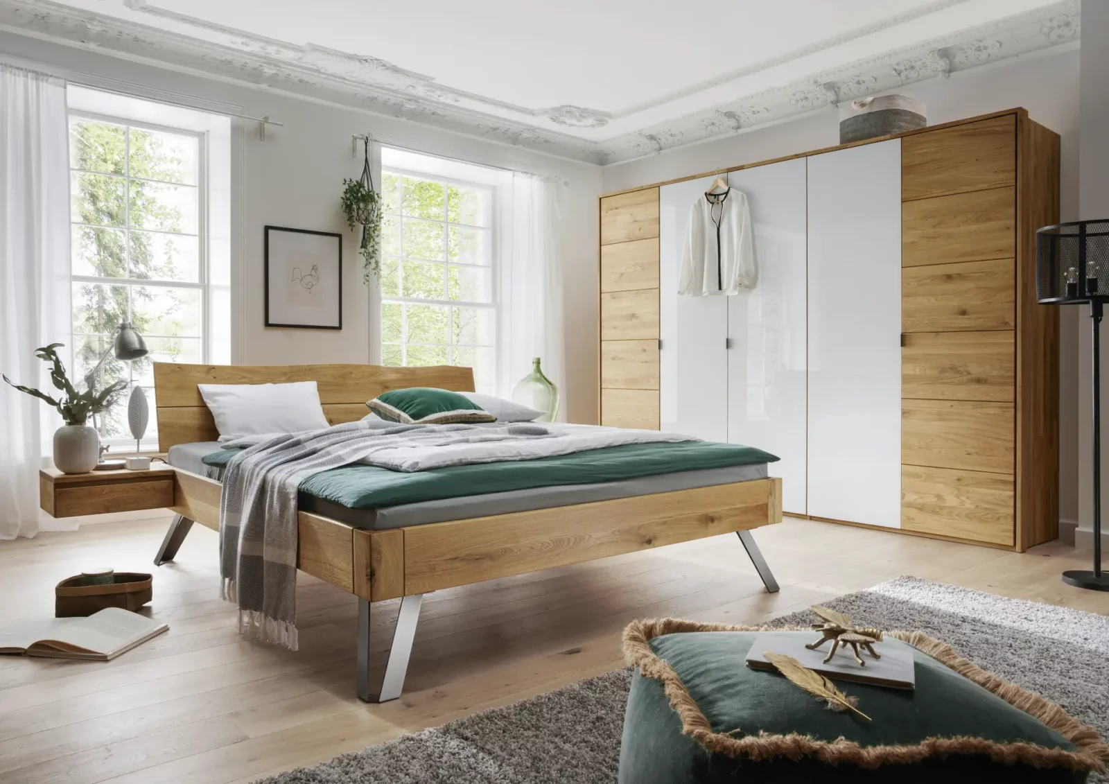 Bett Cleve aus Holz mit schrägen Metallbeinen und integriertem Nachttisch.
