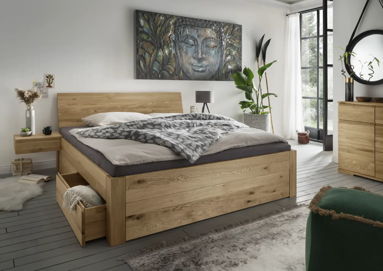 Bett Cleve aus Eichenholz mit Schubladen, naturbelassen, schlichtes Design.