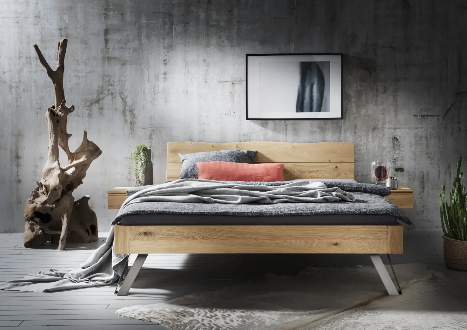 Bett Cleve aus hellem Holz mit schrägen Metallbeinen und hohem Kopfteil.