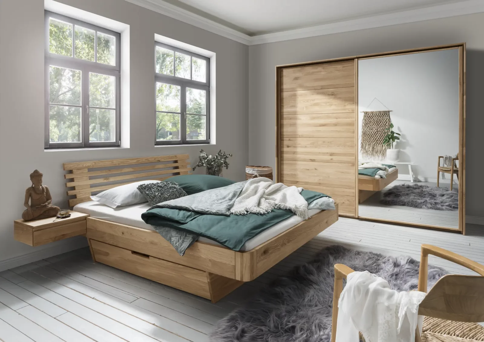 Bett Cleve aus hellem Holz mit integriertem Nachttisch.