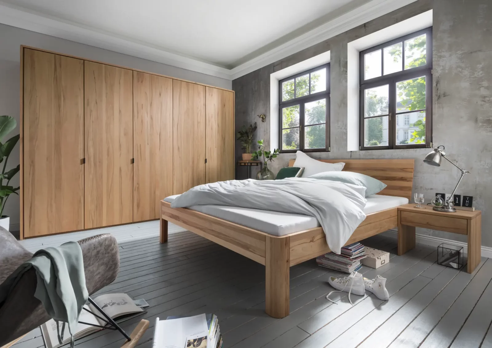Bett Cleve aus hellem Holz mit schlichtem, modernem Design.