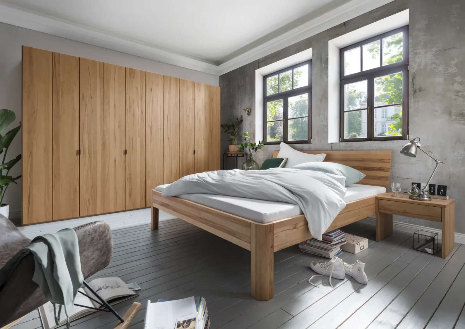Bett Cleve aus Holz mit schlichtem Design und natürlicher Holzmaserung.