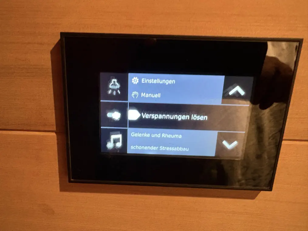 Grollmus Infrarotsauna G03 mit digitalem Bedienfeld auf Holzverkleidung.