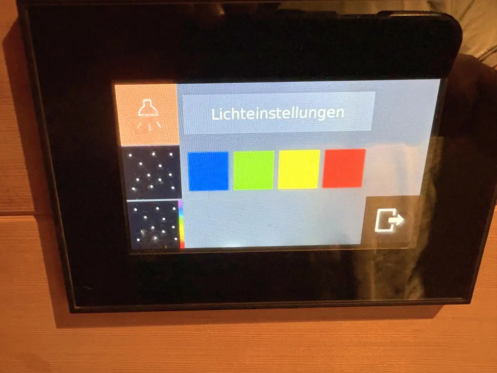 Grollmus Infrarotsauna G04 mit digitalem Bedienfeld für Lichteinstellungen.