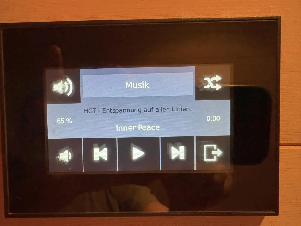 Grollmus Infrarotsauna G05 mit integriertem Musiksteuerungsdisplay.