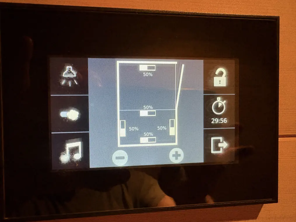 Grollmus Infrarotsauna G06 Steuerungspanel mit Touchscreen und Funktionssymbolen.