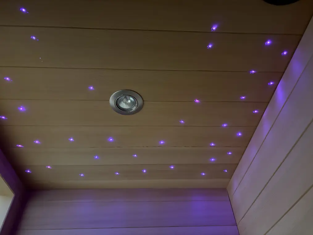 Grollmus Infrarotsauna G07 mit Holzverkleidung und integrierter LED-Beleuchtung.