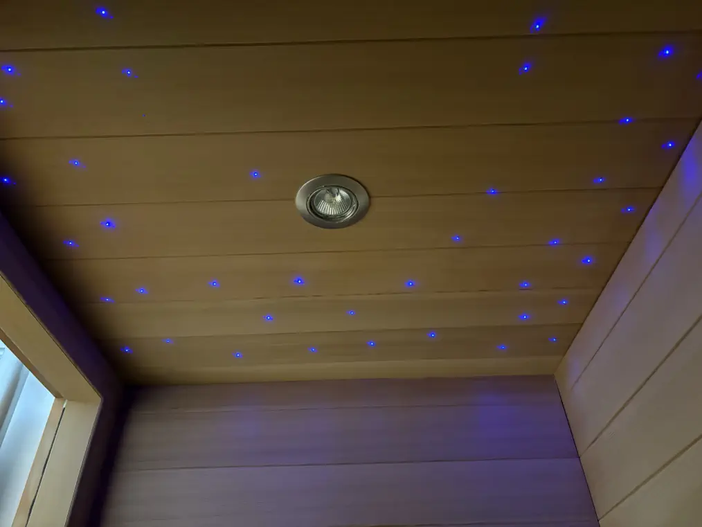 Grollmus Infrarotsauna G08 mit Holzverkleidung und blauen LED-Lichtern.