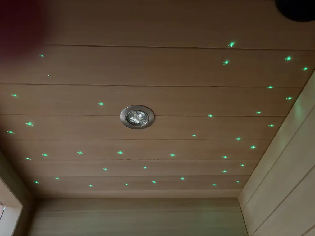 Grollmus Infrarotsauna G09 mit Holzverkleidung und integrierter Beleuchtung.