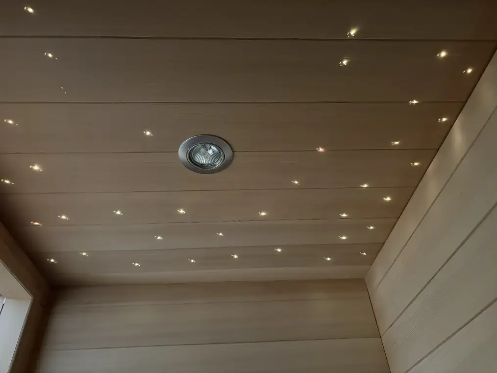 Grollmus Infrarotsauna G10 mit Holzverkleidung und integrierter Beleuchtung.