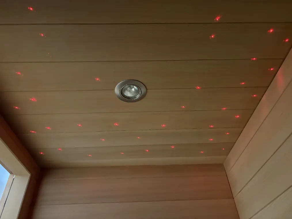 Grollmus Infrarotsauna G11 mit Holzverkleidung und integrierter Beleuchtung.