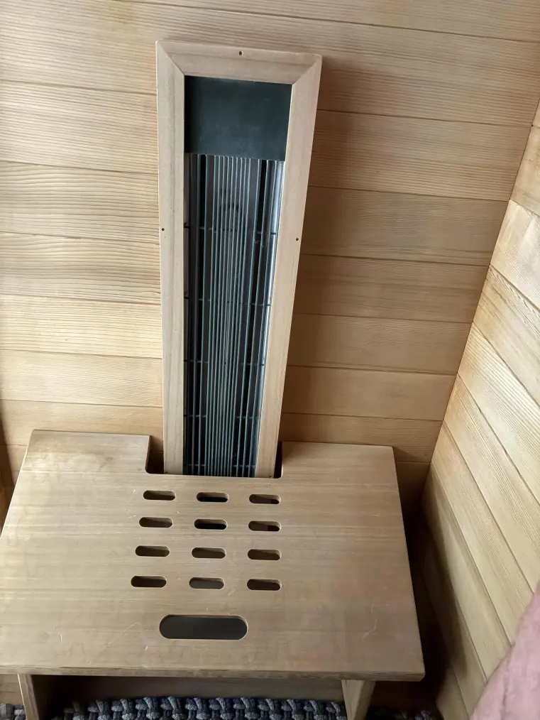 Grollmus Infrarotsauna G12 aus hellem Holz mit vertikalem Heizelement.