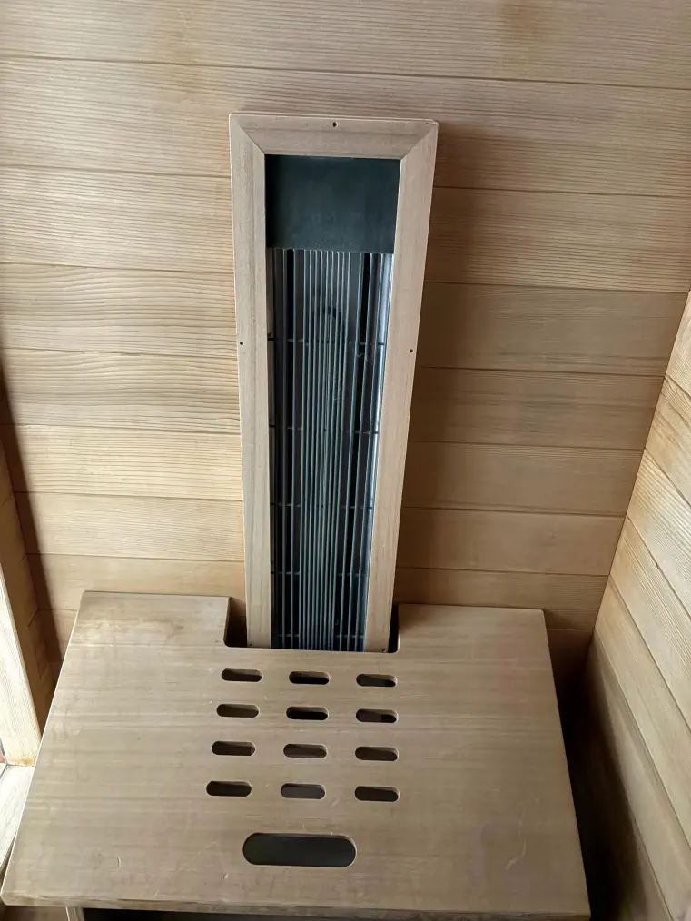 Grollmus Infrarotsauna G13 aus hellem Holz mit vertikalem Heizelement.