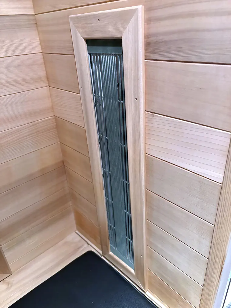 Grollmus Infrarotsauna G14 aus hellem Holz mit integriertem Heizelement.