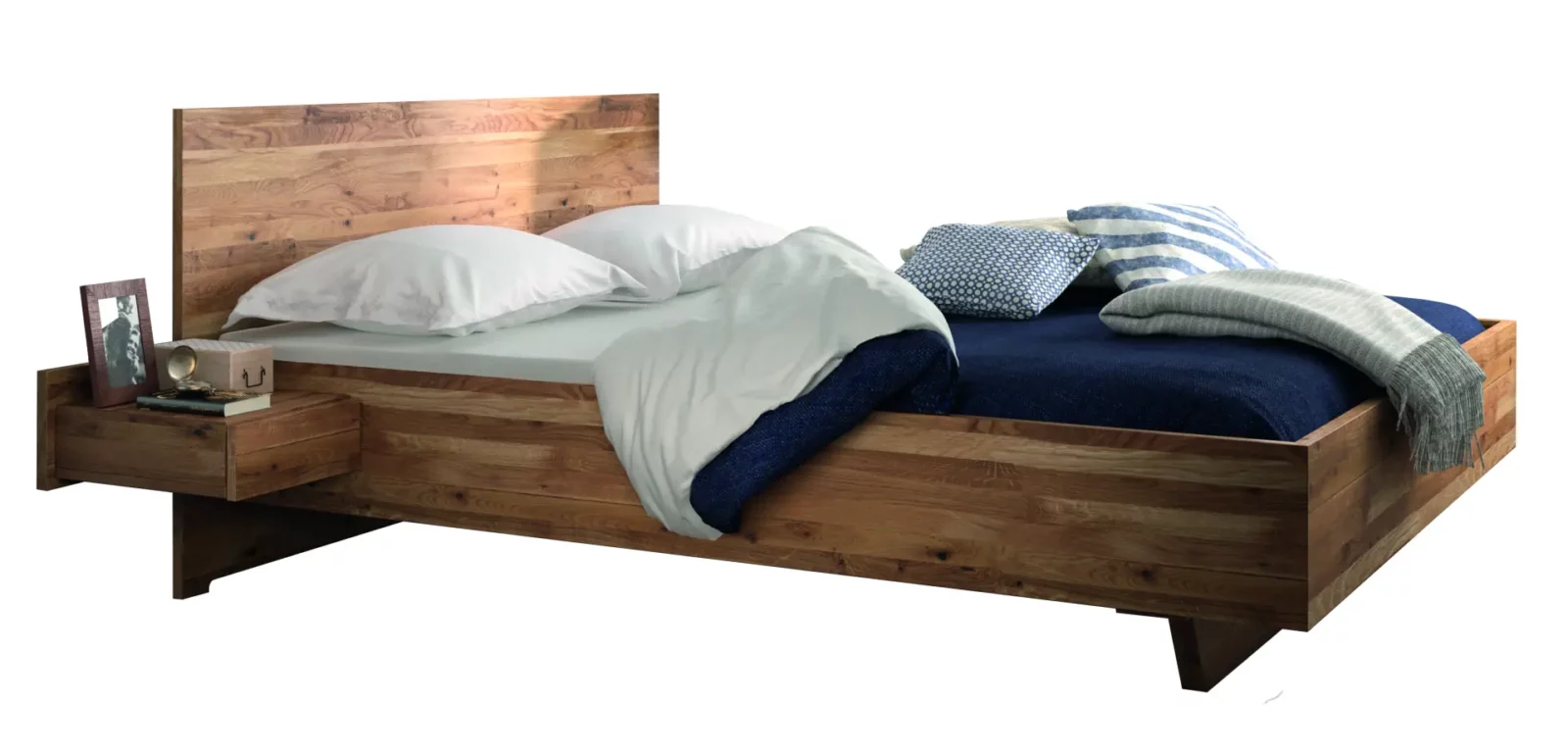 Holzschmiede Bett Signum aus massivem Holz mit integriertem Nachttisch.