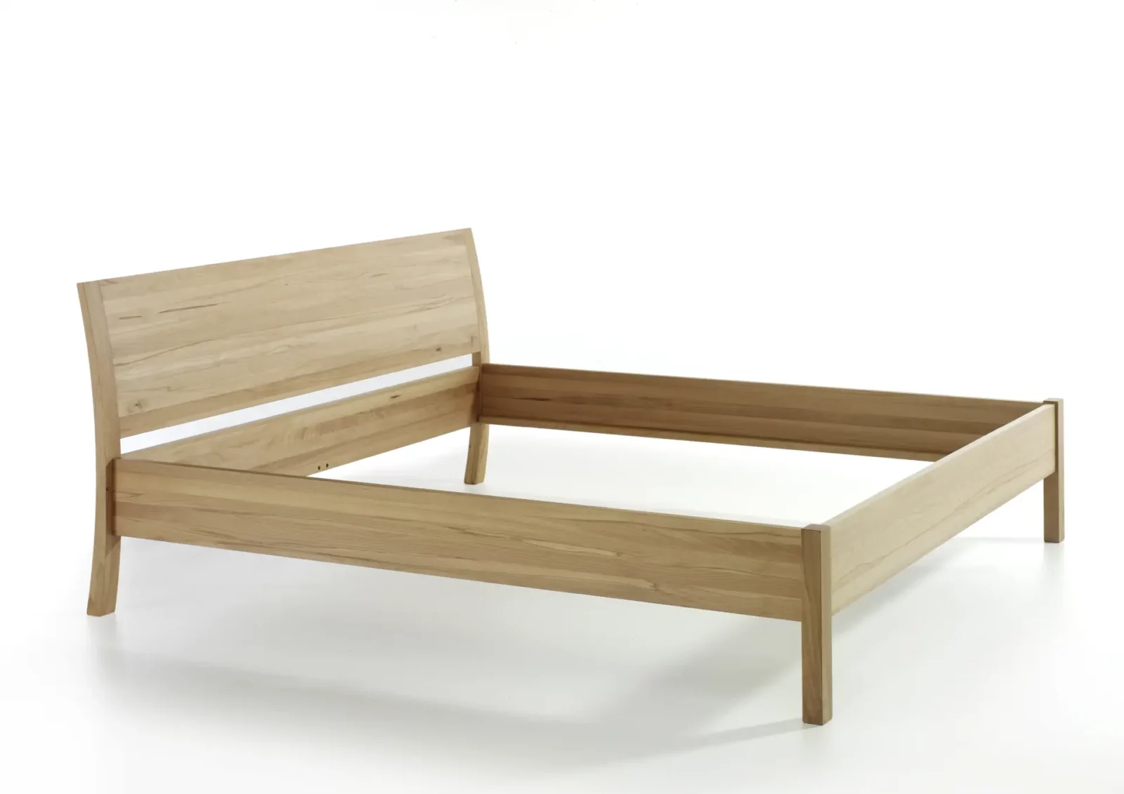 Holzschmiede Bett Swing aus hellem Holz mit geschwungenem Kopfteil.