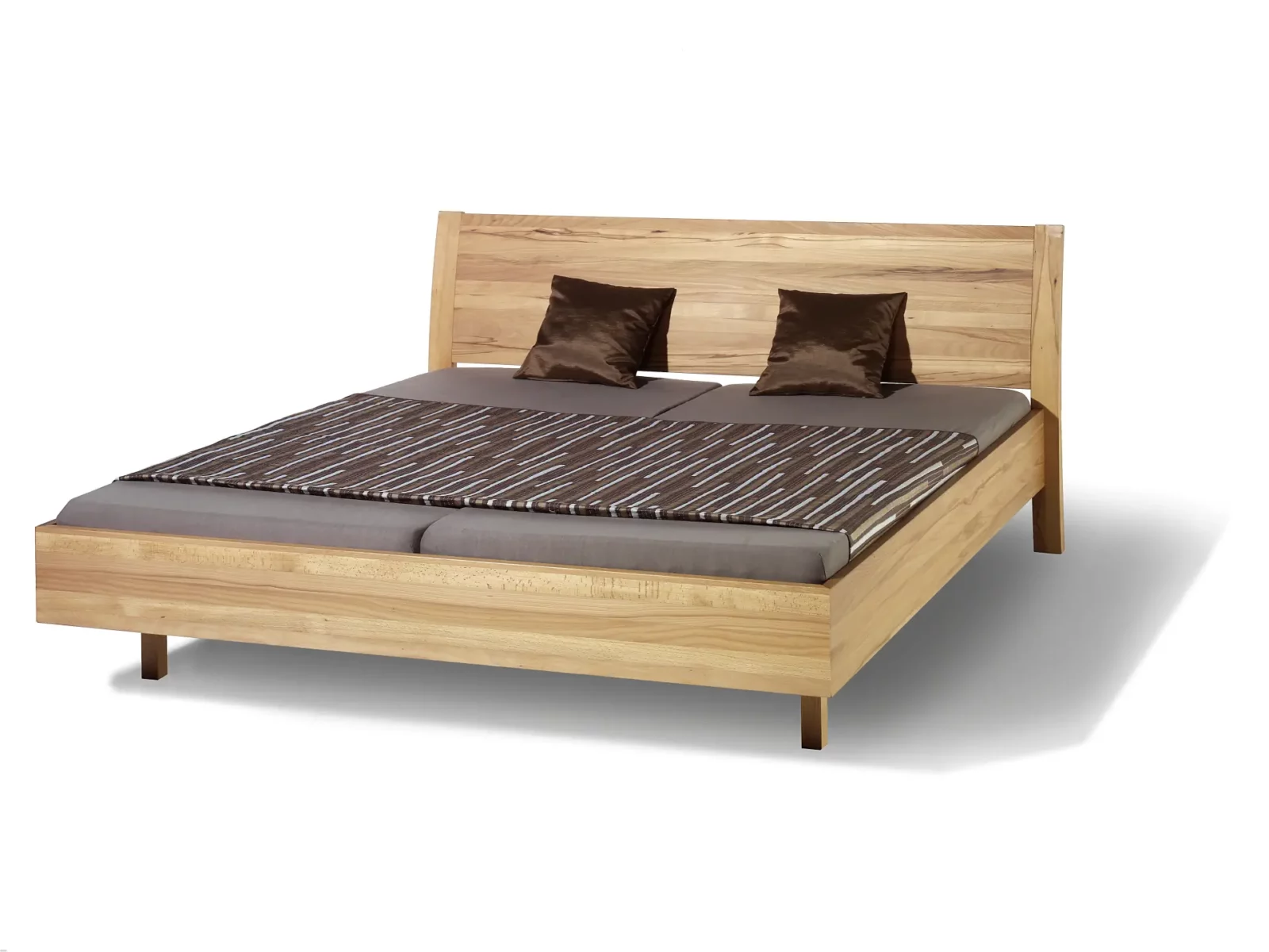 Holzschmiede Bett Swing aus hellem Holz mit hohem Kopfteil.