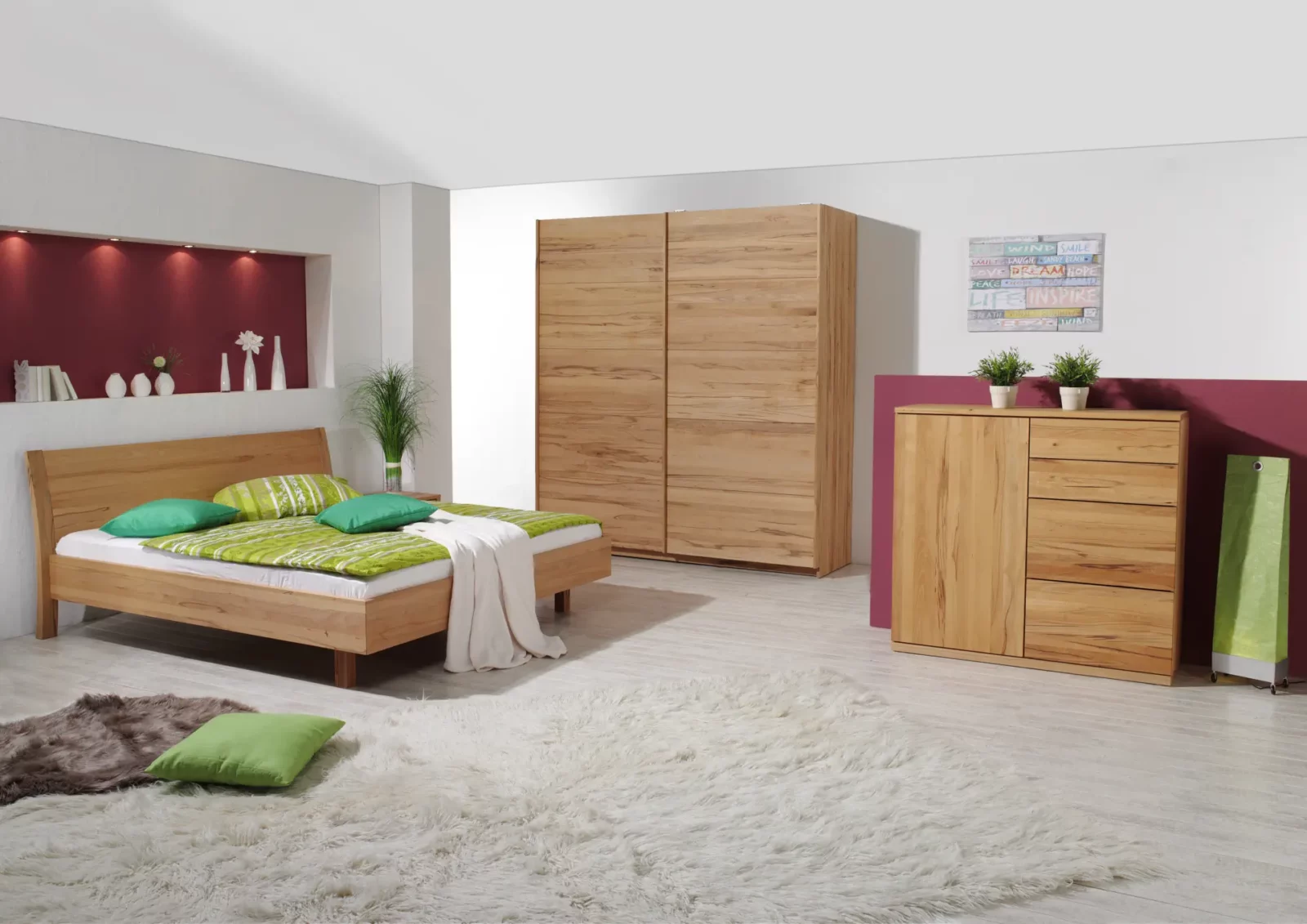 Holzschmiede Bett Swing aus hellem Holz mit schlichtem Design.