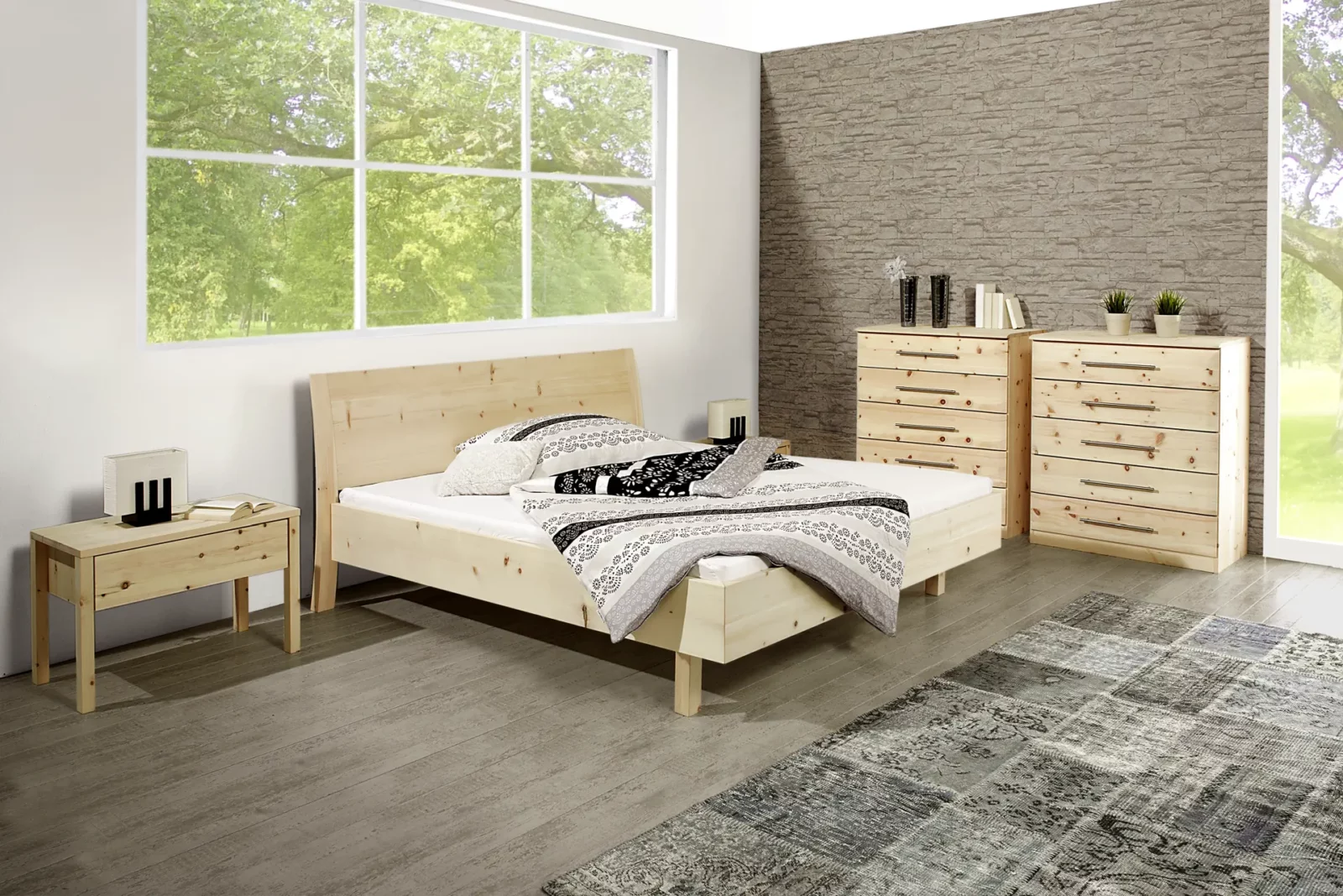 Holzschmiede Bett Swing aus hellem Holz mit schlichtem Design.