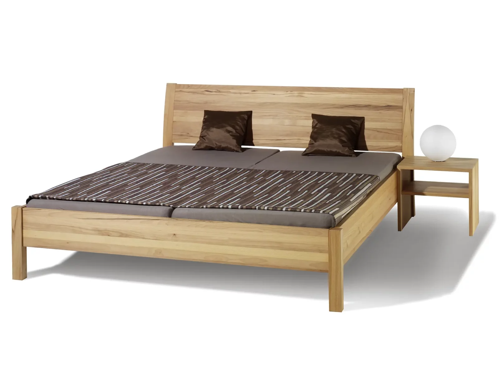 Holzschmiede Bett Swing aus hellem Holz mit schlichtem Design.