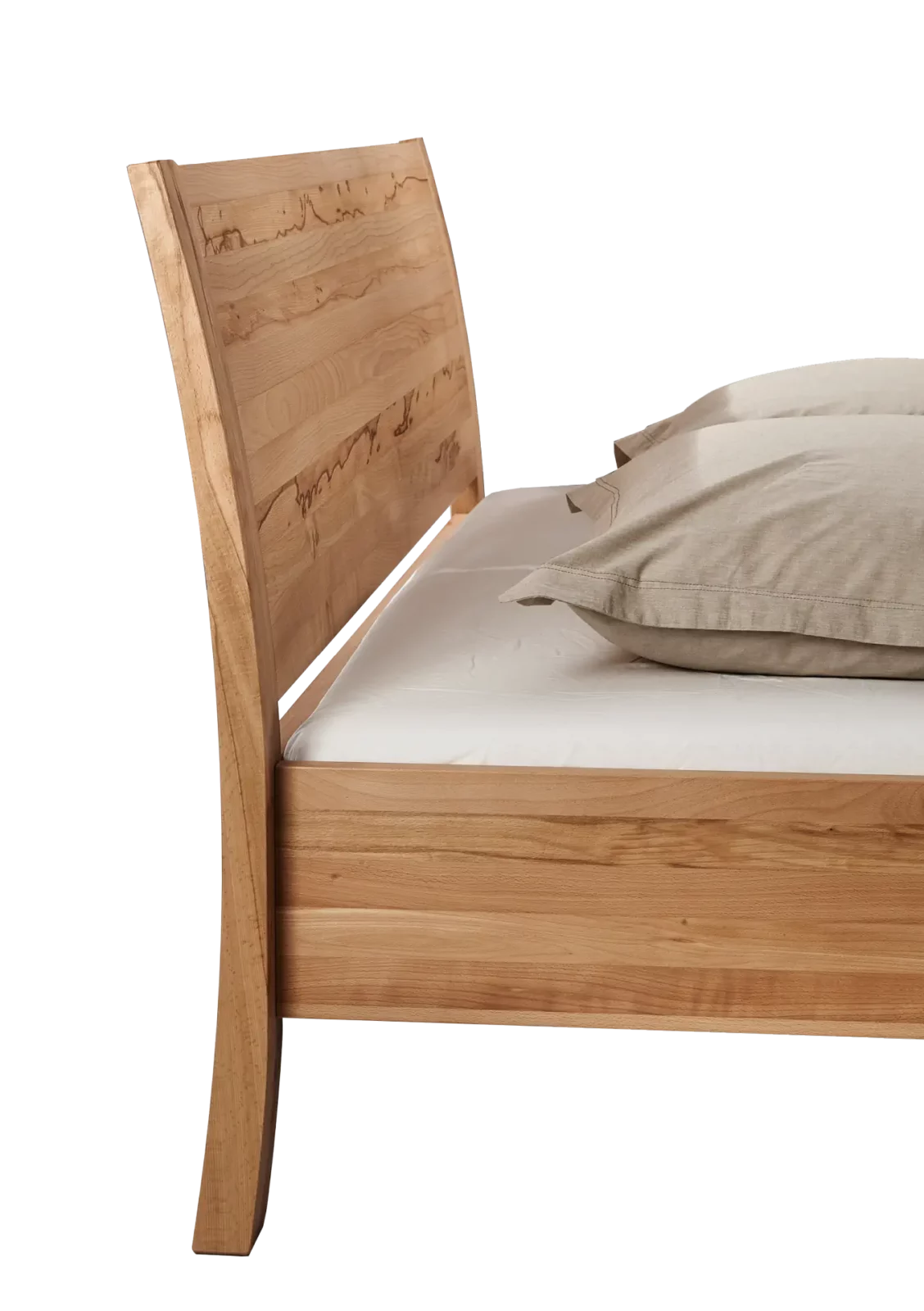 Holzschmiede Bett Swing aus hellem Holz mit geschwungenem Kopfteil.