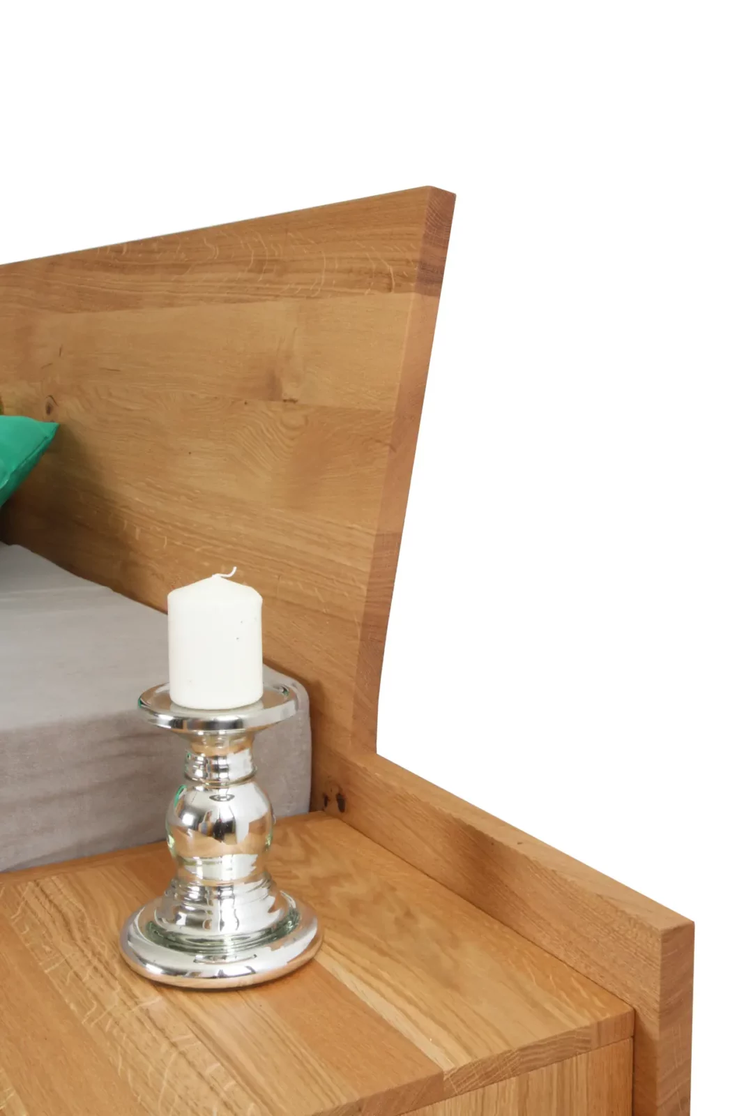 Holzschmiede Bett Tenso aus hellem Holz mit schrägem Kopfteil.
