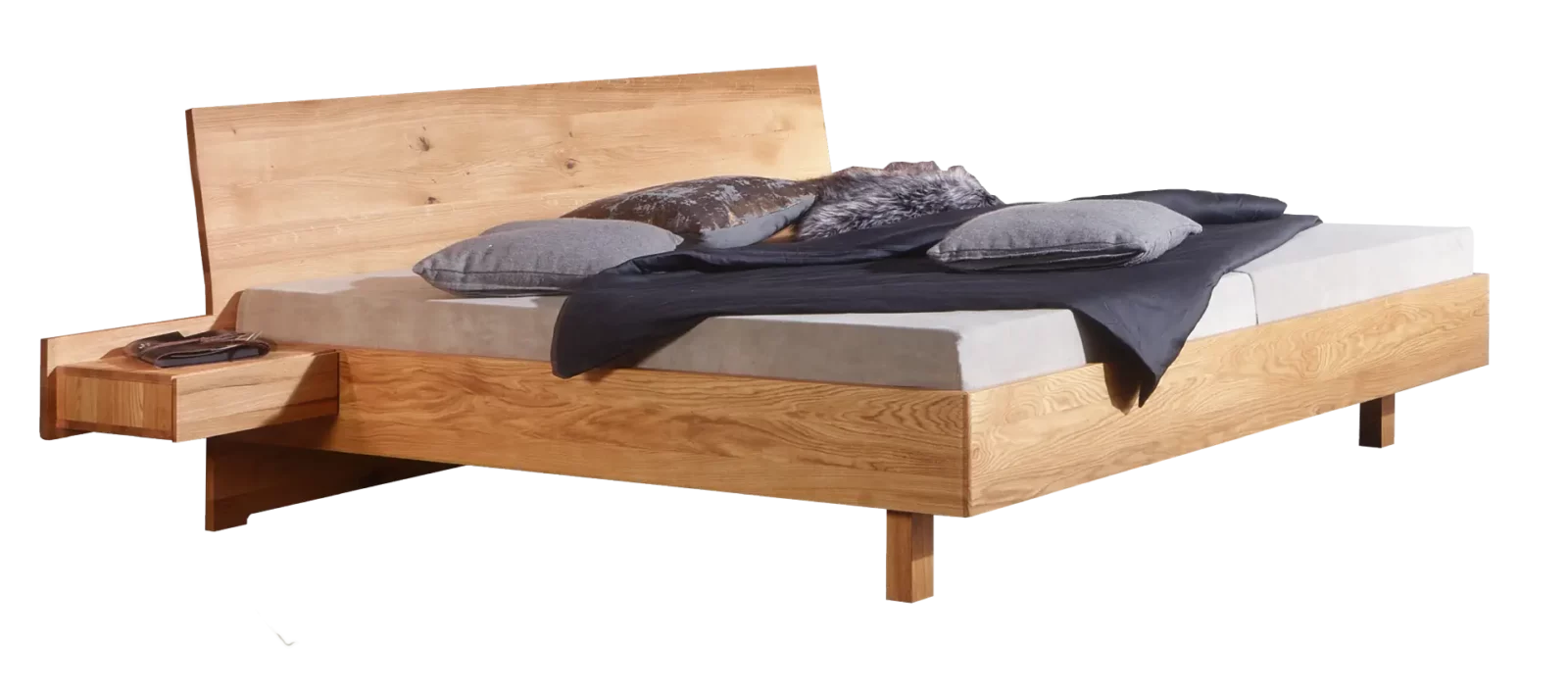 Holzschmiede Bett Tenso aus hellem Holz mit integriertem Nachttisch.