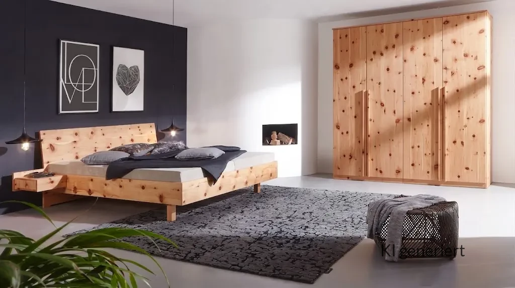 Holzschmiede Bett Tenso aus Zirbenholz mit natürlicher Maserung.