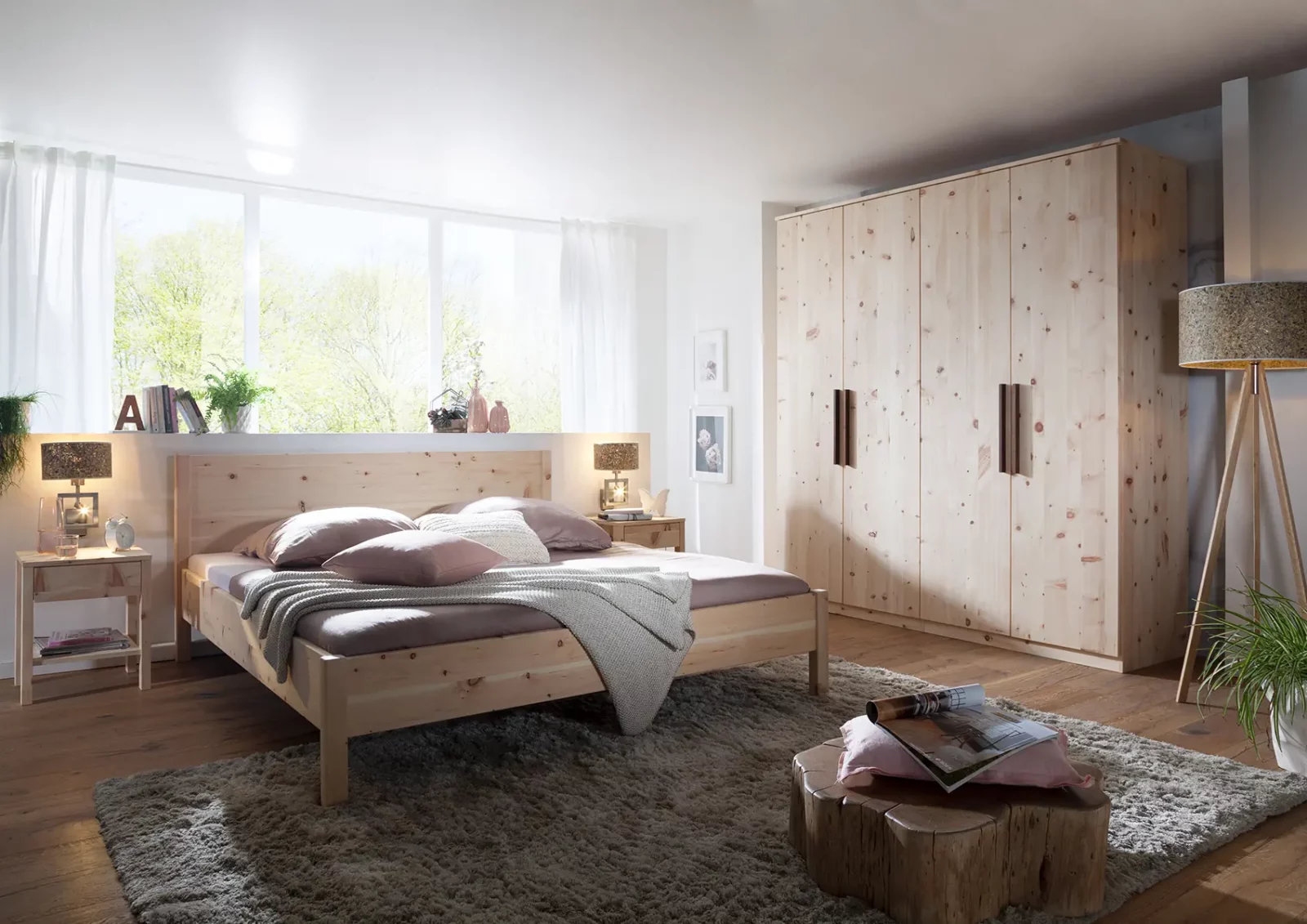Holzschmiede Bett Jaso aus hellem Holz mit passendem Kleiderschrank.