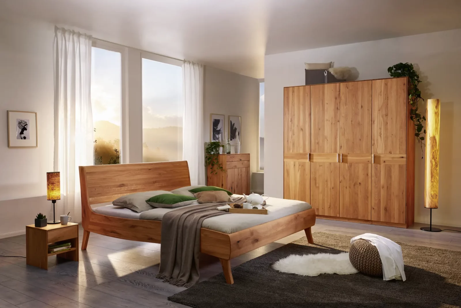 Holzschmiede Bett Jaso aus massivem Holz in natürlicher Ausführung.