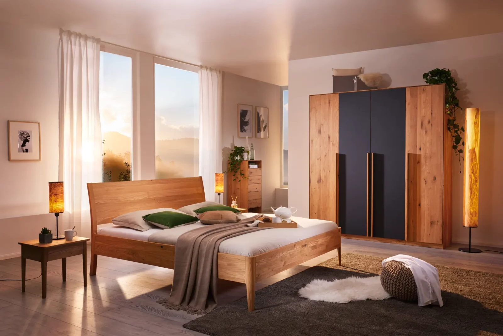 Holzschmiede Bett Jaso aus hellem Holz mit schlichtem Design.