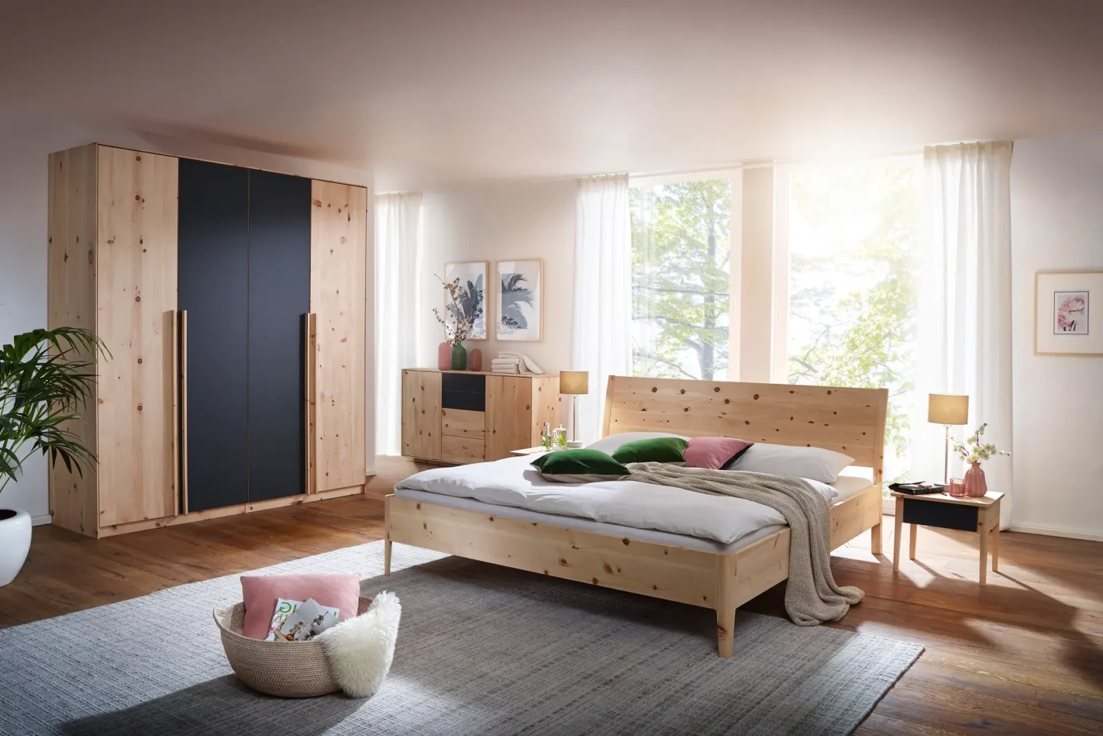 Holzschmiede Jaso Bett aus hellem Holz mit natürlicher Maserung.