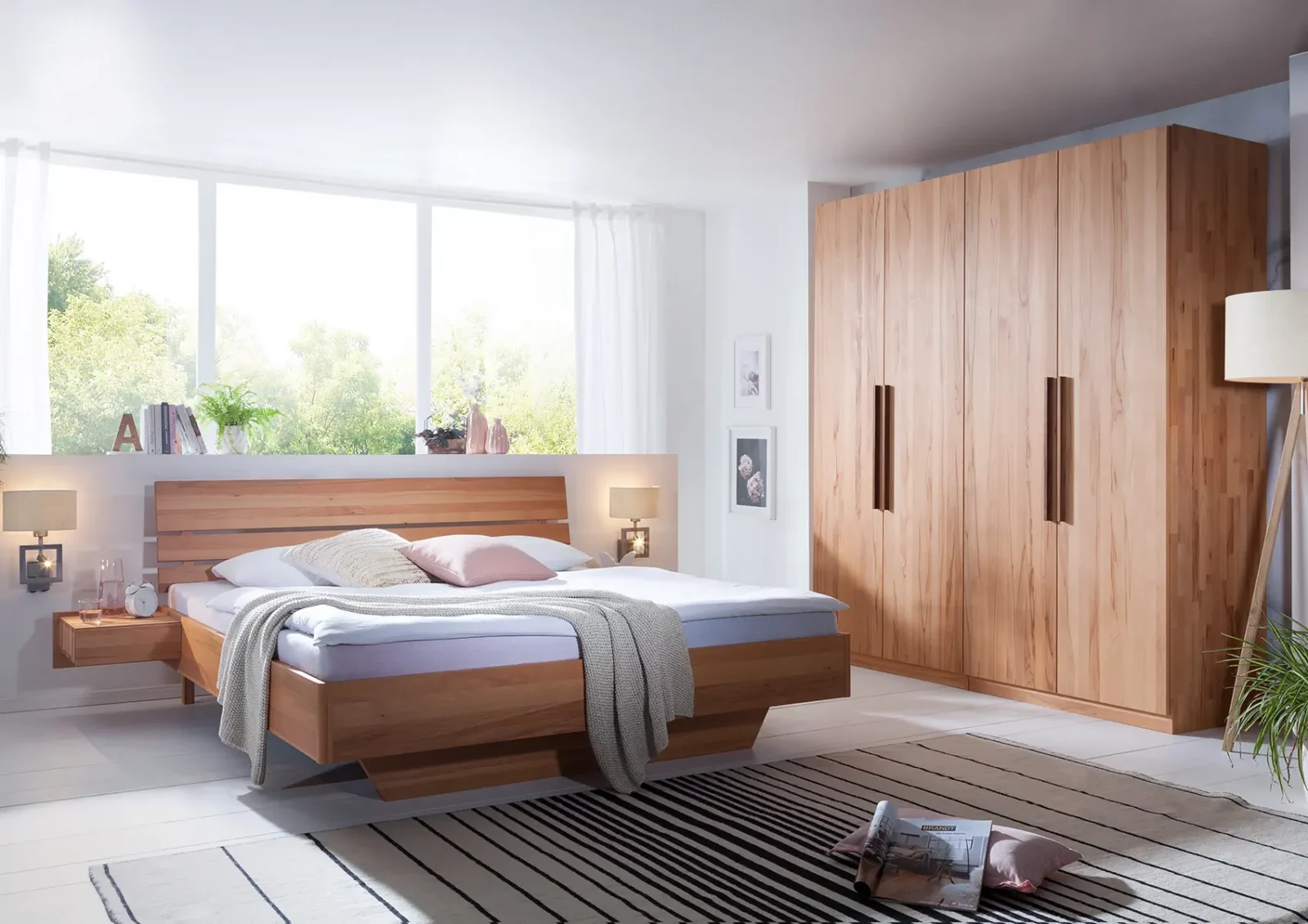 Holzschmiede Kubus Bett und Kleiderschrank aus hellem Holz.
