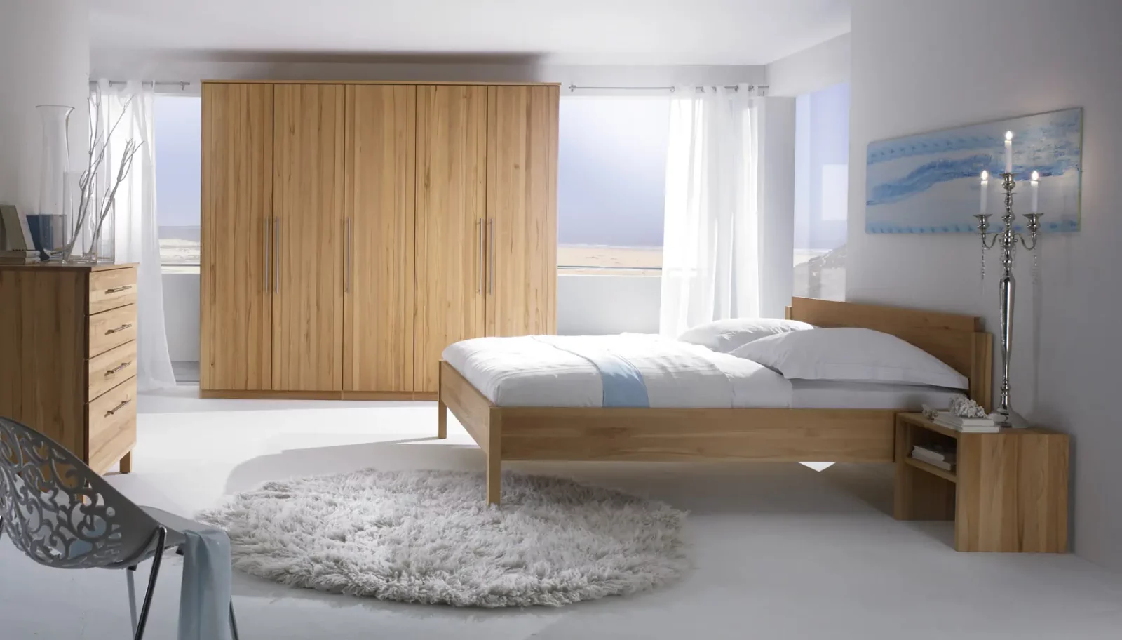 Holzschmiede Kubus08 Schlafzimmermöbel aus hellem Holz mit Bett und Kleiderschrank.