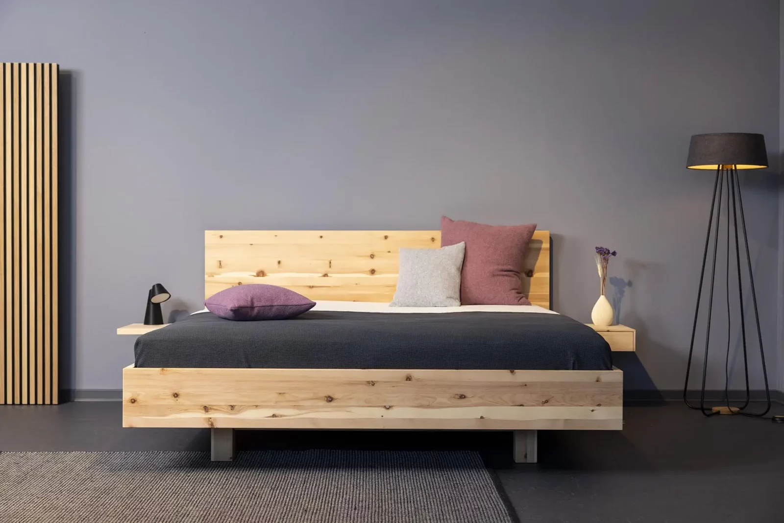 Hüsler Nest Bett Onira aus hellem Massivholz mit schlichtem Design.